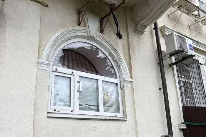 В Новороссийске обломки дронов ВСУ повредили остекление в двух жилых домах. Фото © Telegram / Андрей Кравченко | Глава города-героя Новороссийска