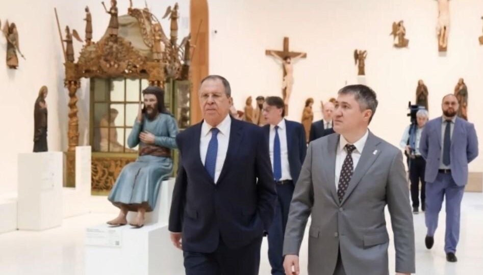 Главе МИД Сергею Лаврову показали в Перми деревянных богов и подарили тарелку