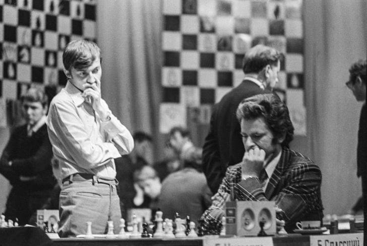    В матче чемпионата СССР против Бориса Спасского (справа), 1973 год   
Александр Яковлев/ТАСС