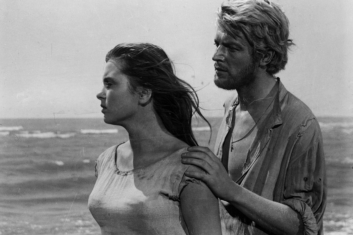    Изольда Извицкая и Олег Стриженов в фильме "Сорок первый". 1956/Василий Малышев / РИА Новости