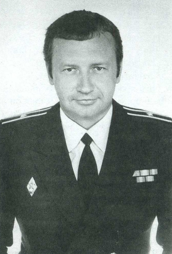 Скан из личной коллекции автора. / Командир дивизиона движения капитан 3 ранга Манякин Сергей Петрович. Родился в городе Таганрог Ростовской области. 14.12.1954 - 07.04.1989. Закончил Севастопольское ВВМИУ в 1977 году с отличием. Предан земле.