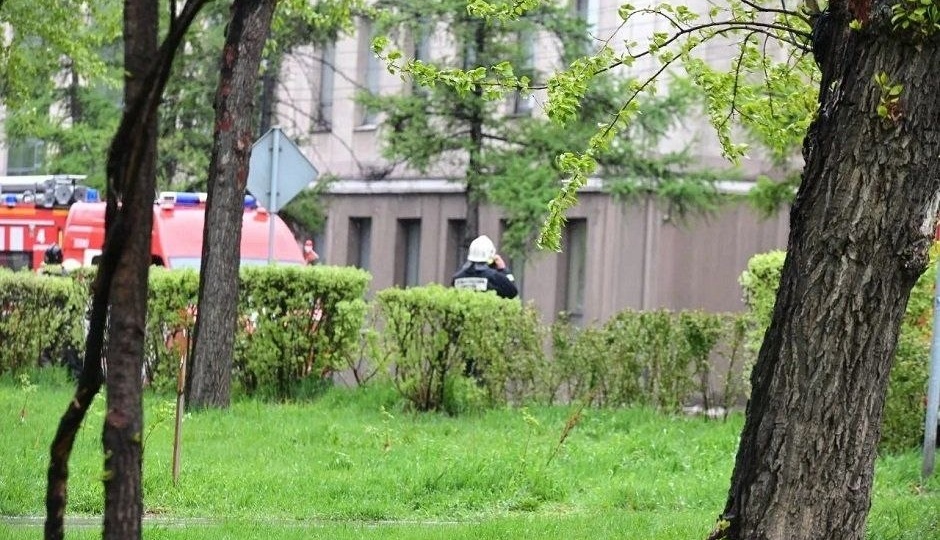 В Иркутске горит здание Иргиредмета
