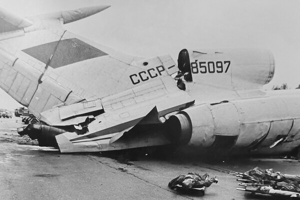 Жертвы катастрофы на фоне разбившегося самолета в Пулково, 23 мая 1991 года / Андрей Чепакин/ТАСС   📷