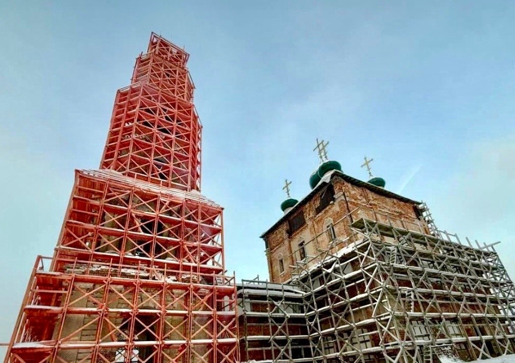 Высота колокольни 42 метра