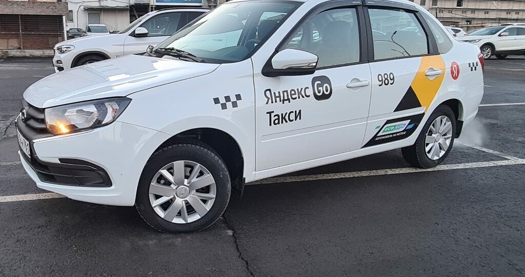 Почему российские таксисты массово пересаживаются на Lada Granta — и что в ней удобнее, чем в иномарках?