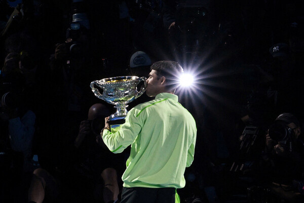 Карлос Алькарас из Испании празднует победу на Australian Open, выиграв финал у Новака Джоковича из Сербии, Мельбурн, 1 февраля 2026 года    
 
 Он стал самым молодым теннисистом, завоевавшим все четыре титула Большого шлема. / Jaimi Joy/Reuters   📷