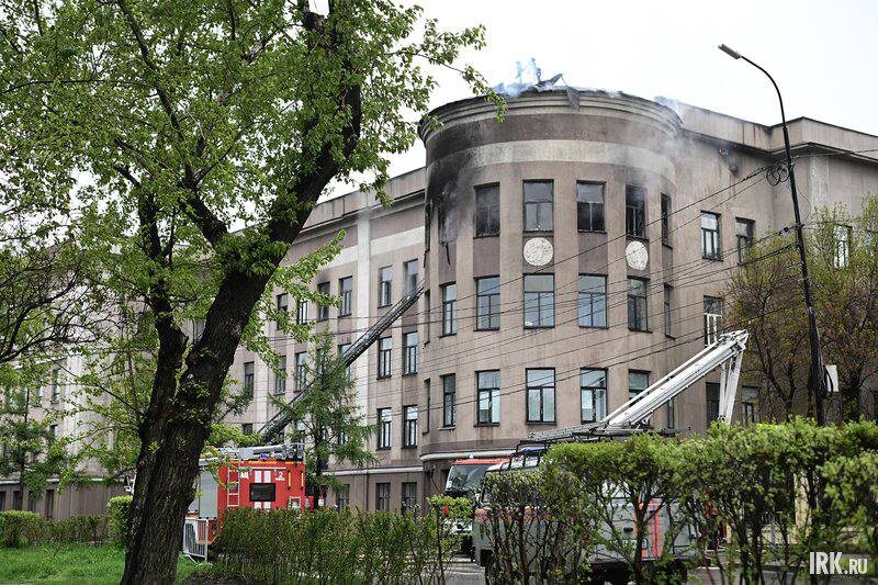 Открытый огонь в здании Иргиредмета на бульваре Гагарина потушили на площади 700 квадратных метров