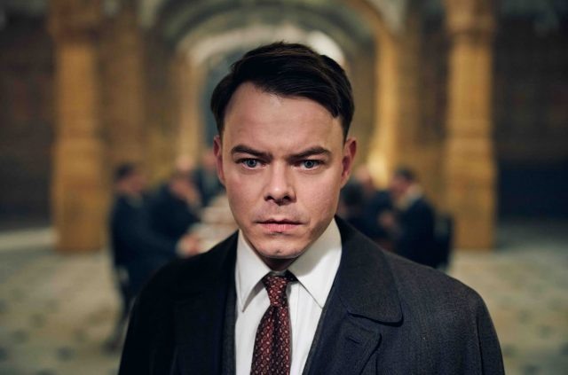   Чарли Хитон в роли Чарльза Шелби. Фото: @netflix (Instagram*)