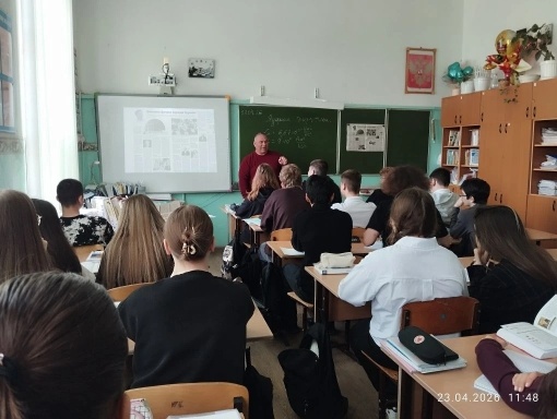    Учитель физики Александр Васильевич Булгаков проводит урок памяти Эдуарда Алексеевича Кураева в 9 «Б» классе СОШ №1/фото из архива школы
