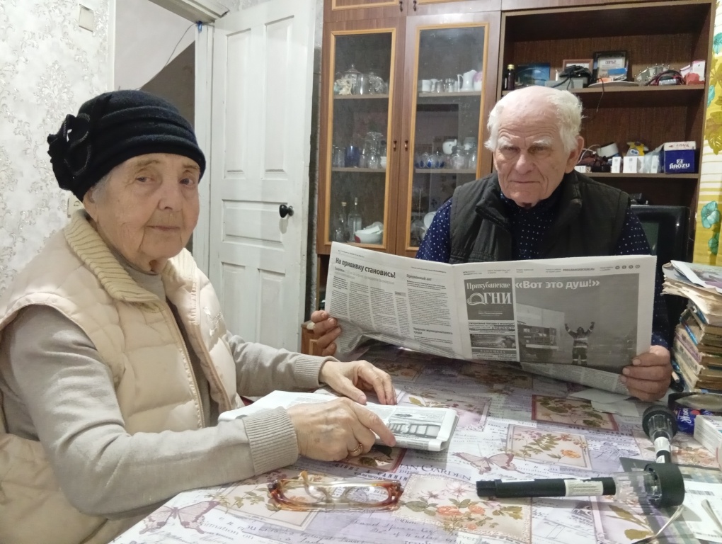    Одноклассники легендарного выпуска 1957 года СШ №1 Алла Трофимовна Тихонская и Владимир Михайлович Чивгинцев. Алла Трофимовна приехала в гости из Новороссийска. Вместе они обсуждают статью в «Прикубанских огнях» о знаменитом на весь мир ученом Эдуарде Алексеевиче Кураеве, с которым учились в одном классе. Многое вспомнилось из школьной жизни в этот вечер.