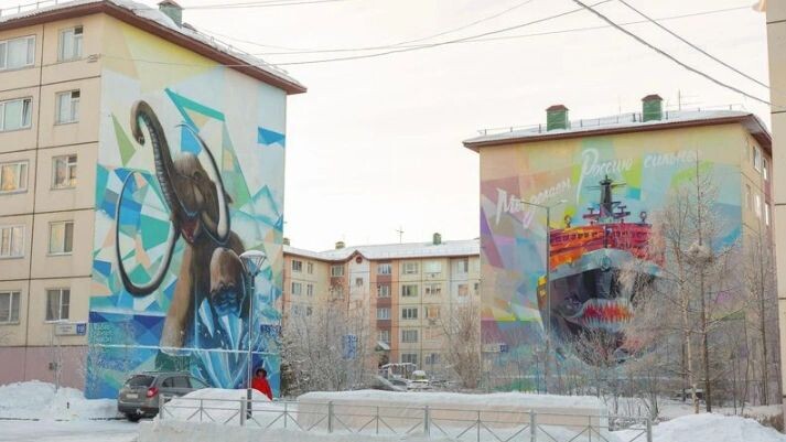    Две части триптиха на фасадах домов на улице Чубынина в Салехарде. Фото: Никита Погодин / «Ямал-Медиа»