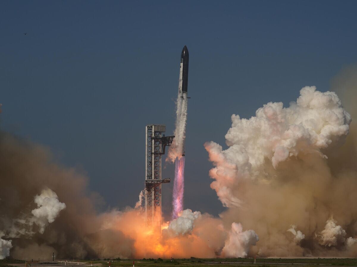    Тестовый полет обновленной версии космического корабля Starship с космодрома Starbase в Бока-Чика | © AP Photo / Eric Gay