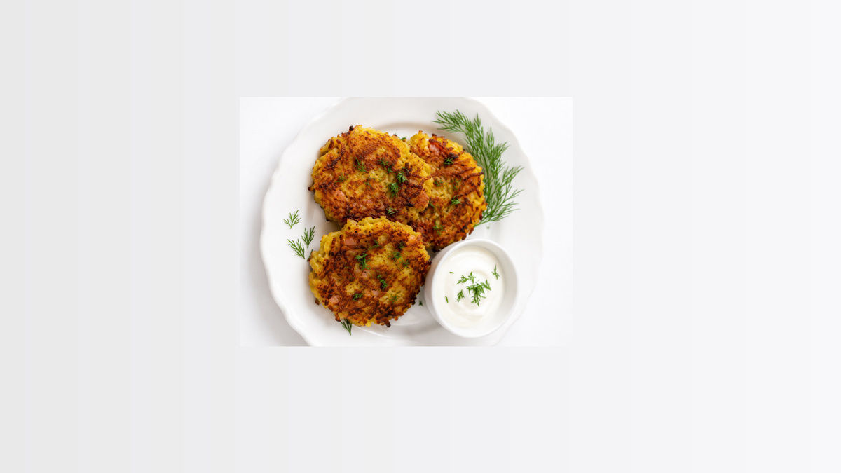 Хрустящие картофельные дранники с копчёным беконом, чеддером и соусом «Ковбой» — сытно, дерзко, с огоньком!
