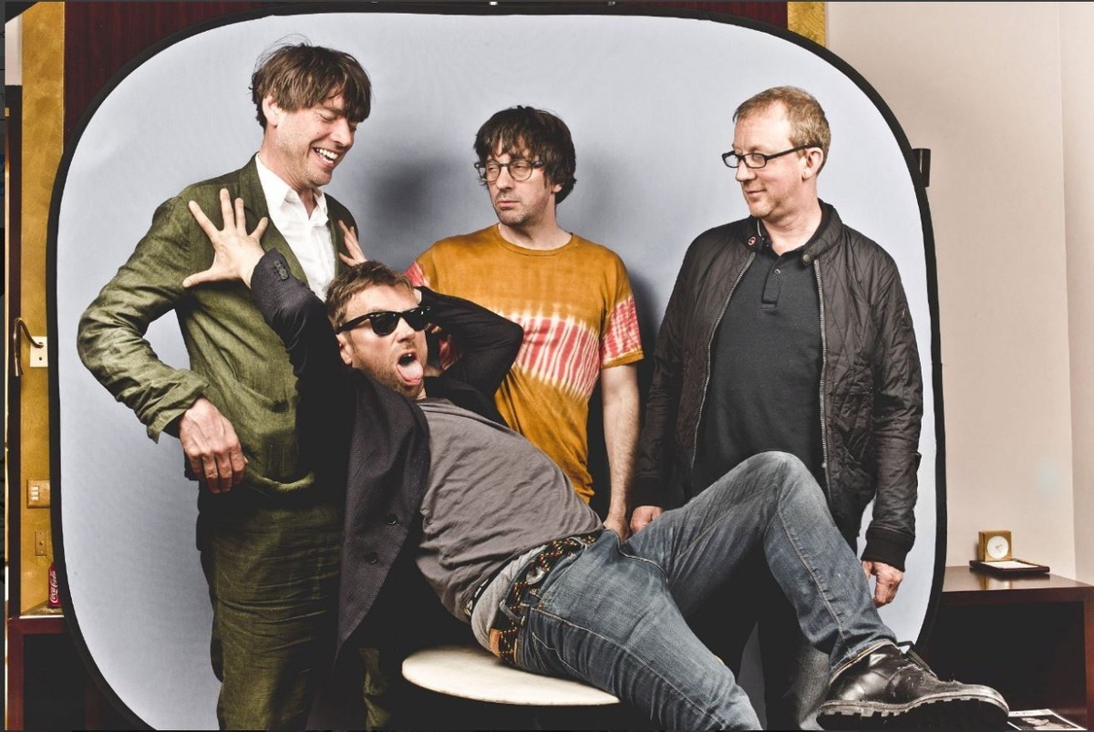 Музыканты рок-группы Blur позируют 16 апреля 2015 года для журнала "Paris Match" (выпуск № 3442) в Париже, Франция. Фотограф - Элен Памбрун.