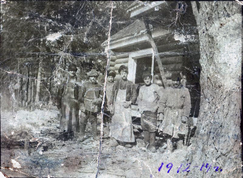 Плотницкая артель, Рязанская губерния, Егорьевский уезд, 1912 год.
Авторство: Неизвестен. http://wiki.laser.ru/images/2/24/Плотницкая_артель.jpg, Общественное достояние, https://commons.wikimedia.org/w/index.php?curid=15284547