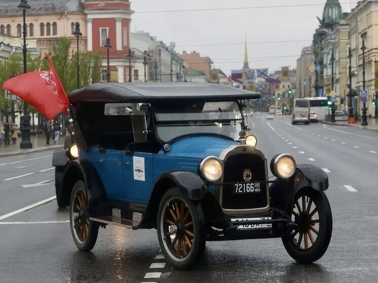     Главной новинкой парада «ТранспортФеста» в 2026-м году стала специальная колонна «100 лет петербургскому автобусу». Фото: пресс-служба комитета по транспорту