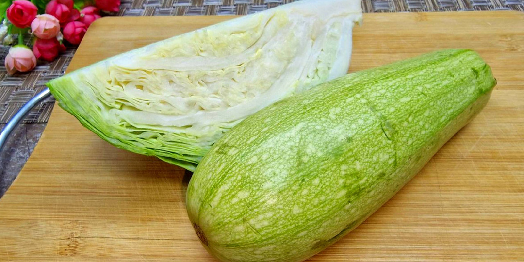 Просто натрите капусту и кабачок ! Так вкусно, что готовлю каждый день. Лучший рецепт без яиц.