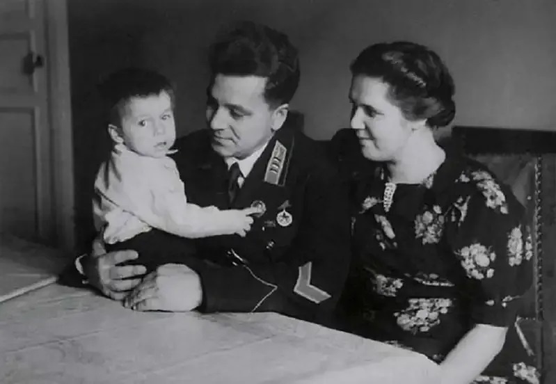 Анатолий Ляпидевский с женой и сыном
