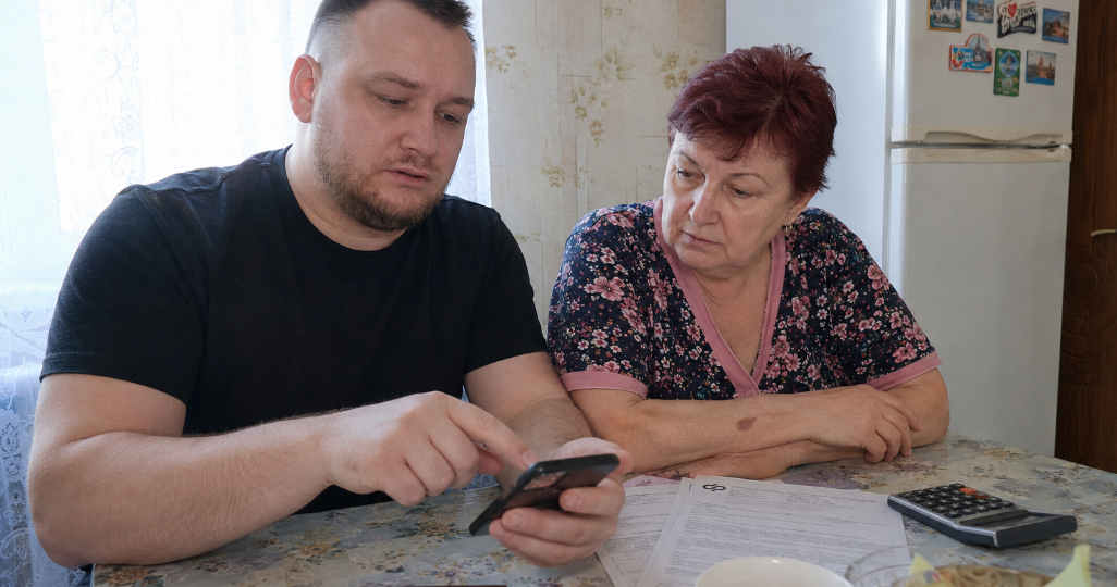 После 55 женщина уже имеет право на льготы пенсионера — хотя пенсии ещё нет. Разбираю что именно