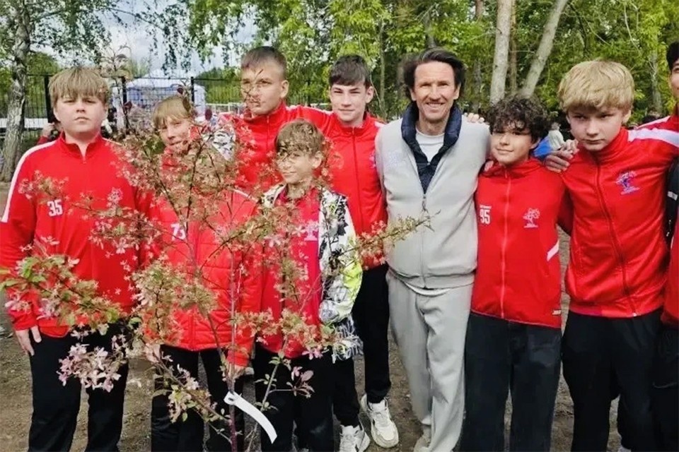    Алексей Смертин с воспитанниками спортшколы из личного архива героя(ев) публикации