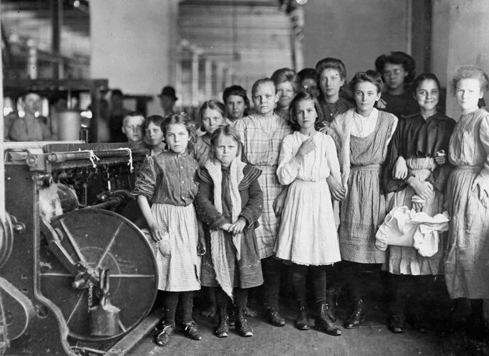 Фотографии Льюиса Хайна стали одним из ключевых инструментов кампании против детского труда в США: они превратили абстрактные цифры и отчеты в тяжелые человеческие истории.