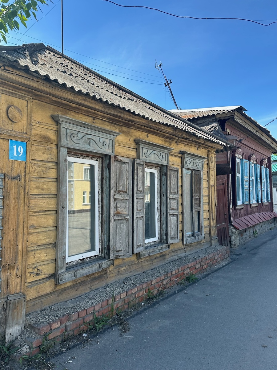 Деревянные дома в Троицке. Фото автора канала. 