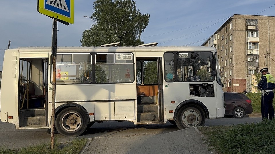 В Первоуральске рейсовый автобус врезался в питбайк