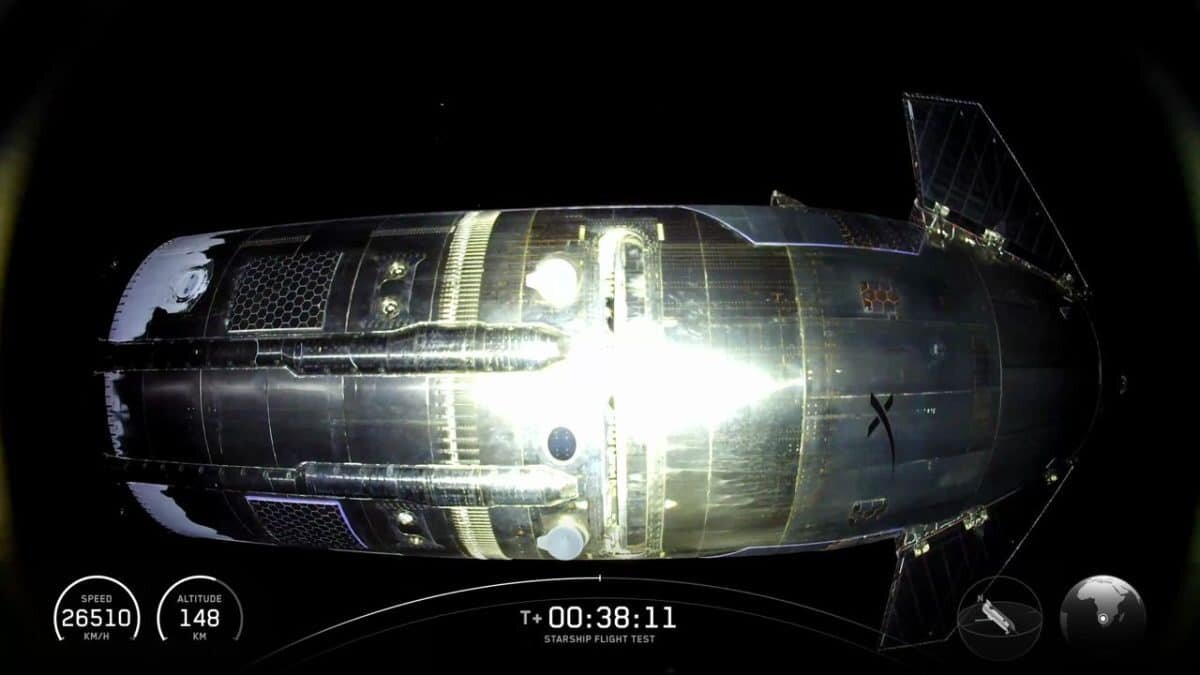   Снимок второй ступени-корабля Starship S39 из космоса сделан одним из выпущенных им спутников испытательной полезной нагрузки / © SpaceX