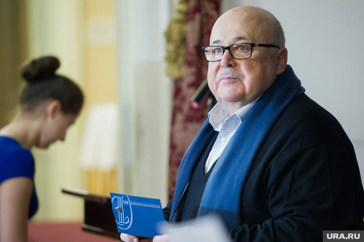    Долгое время артист менял один театр за другим