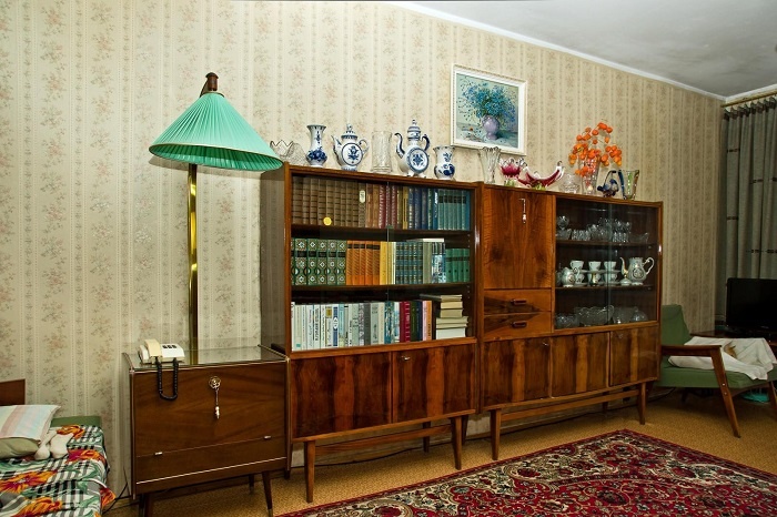 Книги в старом серванте. / Фото: full-size.ru