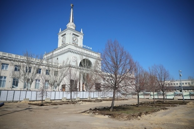 В центре Волгограда начали комплексный ремонт площади Павших Борцов
