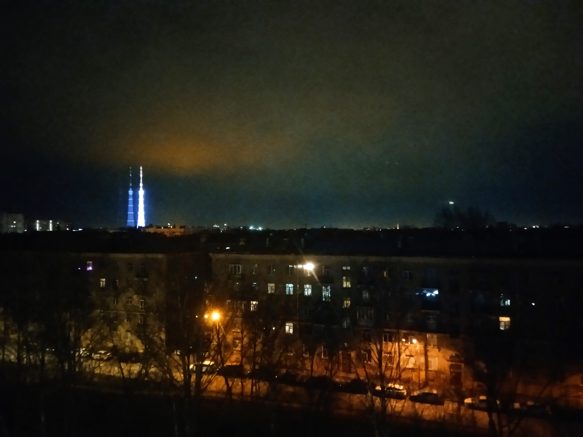 2. Ночью в отеле. Сколько есть башен, столько и сфотографировали.