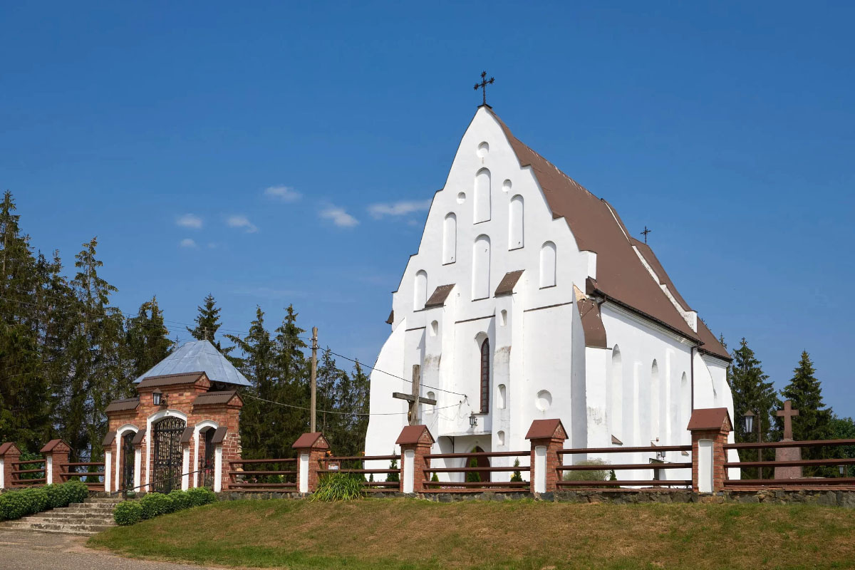    Троицкий костел в деревне Ишкольдь. Фото travel.by