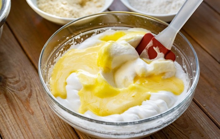 Аккуратно вмешайте белки в желтки. / Фото: gastronom.ru