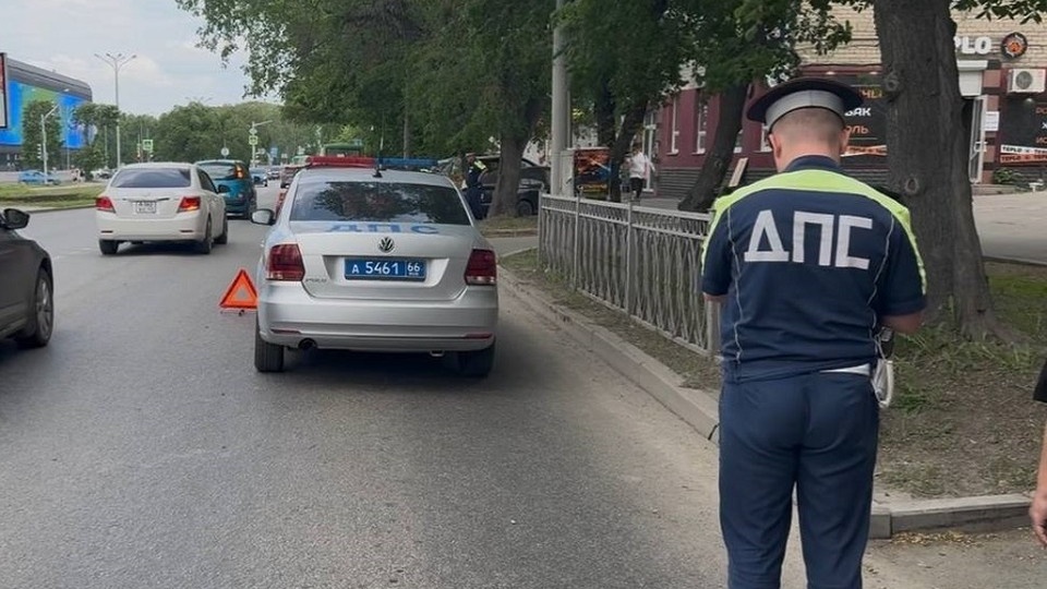 В Екатеринбурге на проезжую часть выбежал школьник: его тут же сбила иномарка