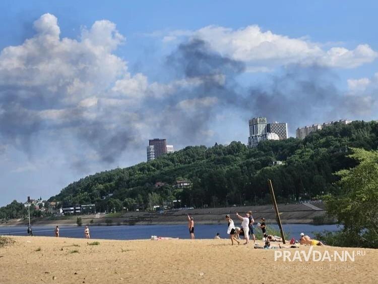   Столб дыма видно с набережной Гребного канала
