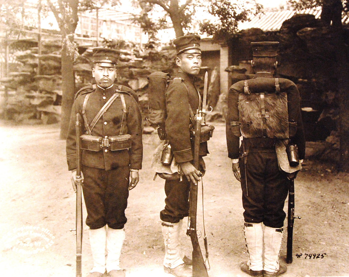 Серию фотографий военнослужащих "Альянса восьми держав" сделал в 1900 капитан армии США Корнелиус О'Киф. Обратите внимание лямки ранца, сухарной сумки, фляги проходят под погонами.
