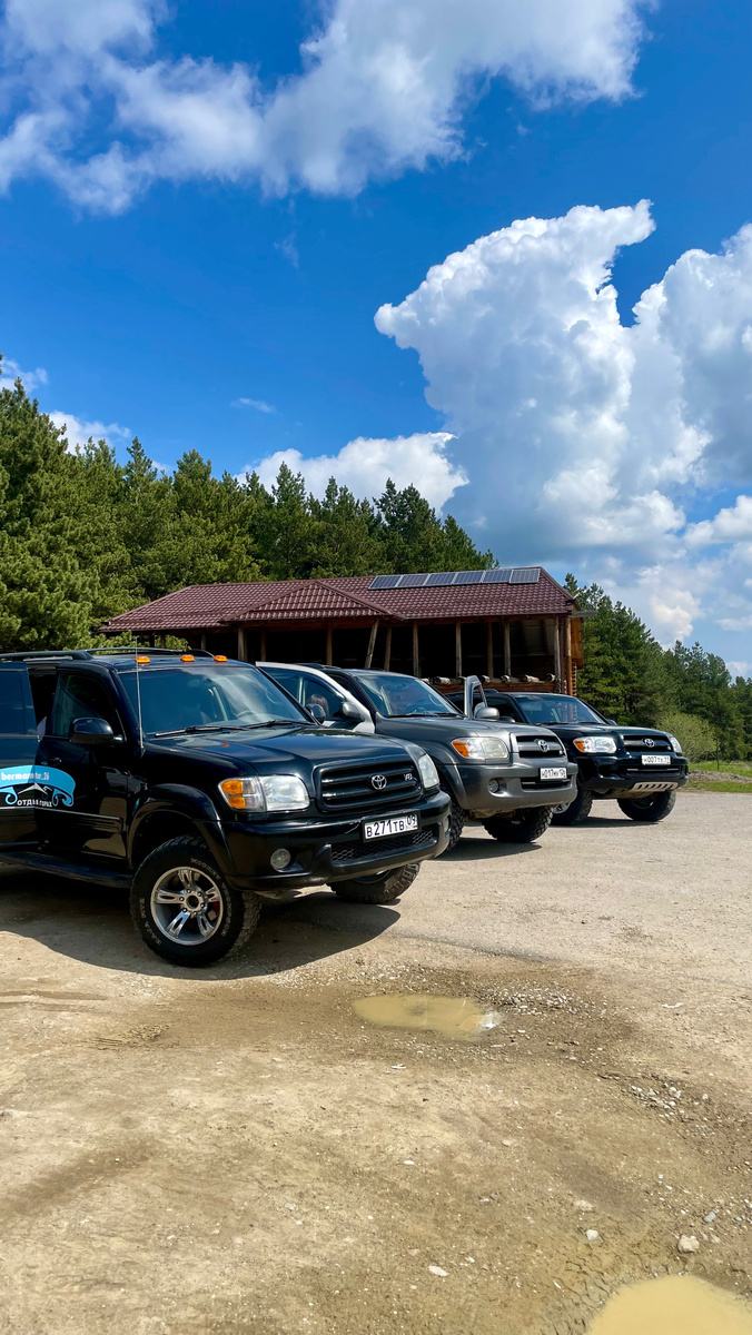 Наш автопарк состоит из автомобилей марок : Toyota Sequoia, Prado, Patriot, Toyota 100/200 и другие. По желанию гостей — так же предоставляем и минивены 