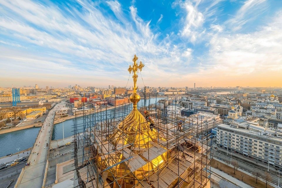    Школьники залезли на главный купол храма Христа Спасителя в Москве Фото: пресс-служба мэрии Москвы