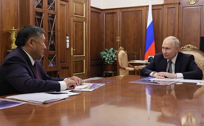    Владислав Ховалыг и Владимир Путин. Фото пресс-службы президента и правительства РФ