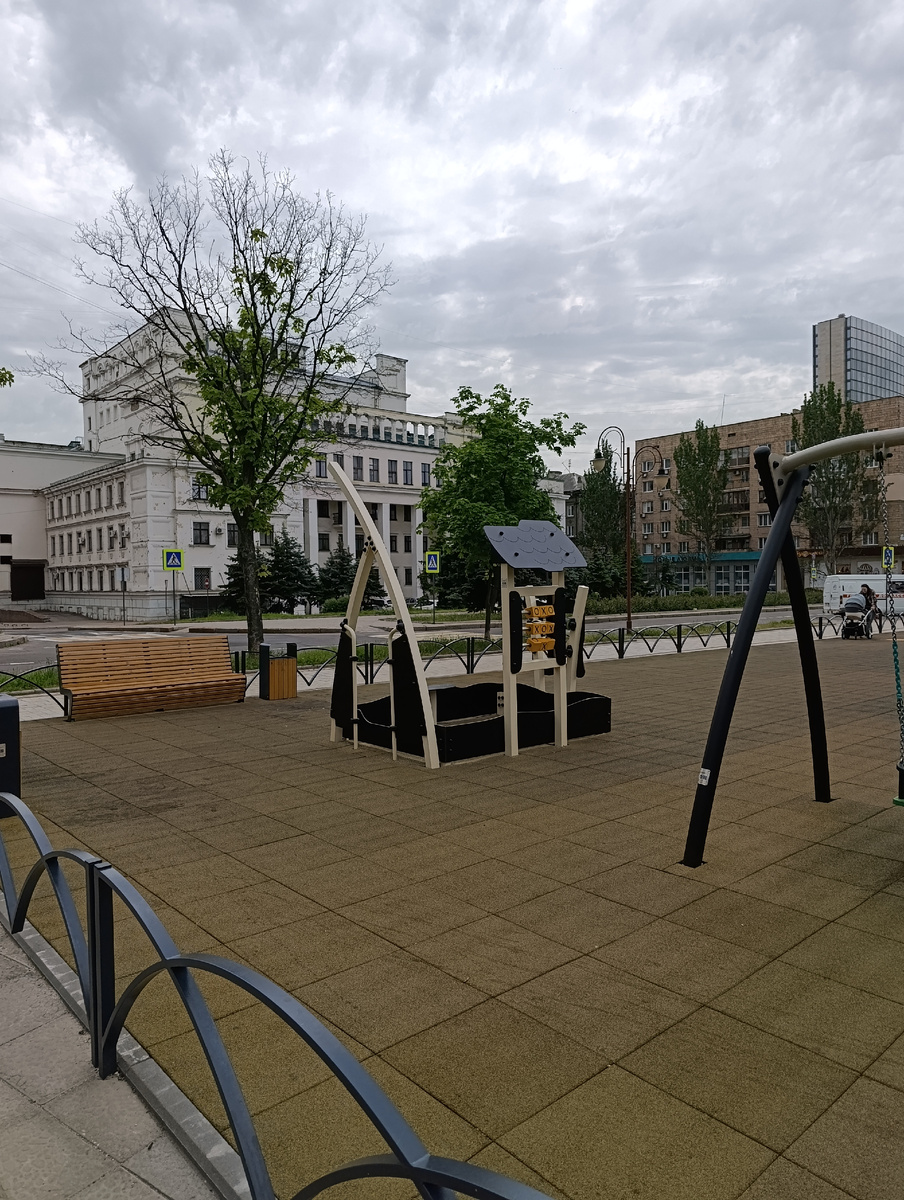 Детская площадка на бульваре Пушкина за Театром Оперы и Балета.