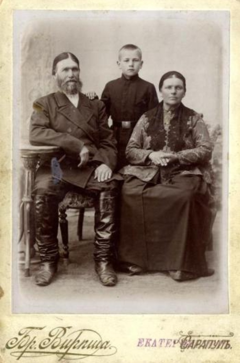 Фотография на паспорту. Иван Кириллович Слюсарев со своими приёмными родителями, 1898 г. Хранится в Свердловском областном краеведческом музее им. О. Е. Клера
