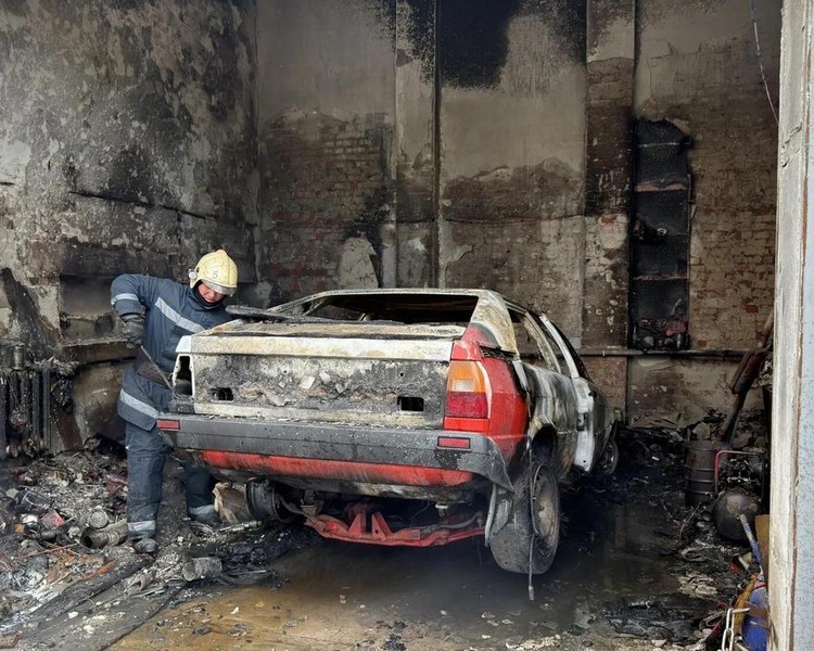     В Курске в гараже полностью сгорела Audi-80