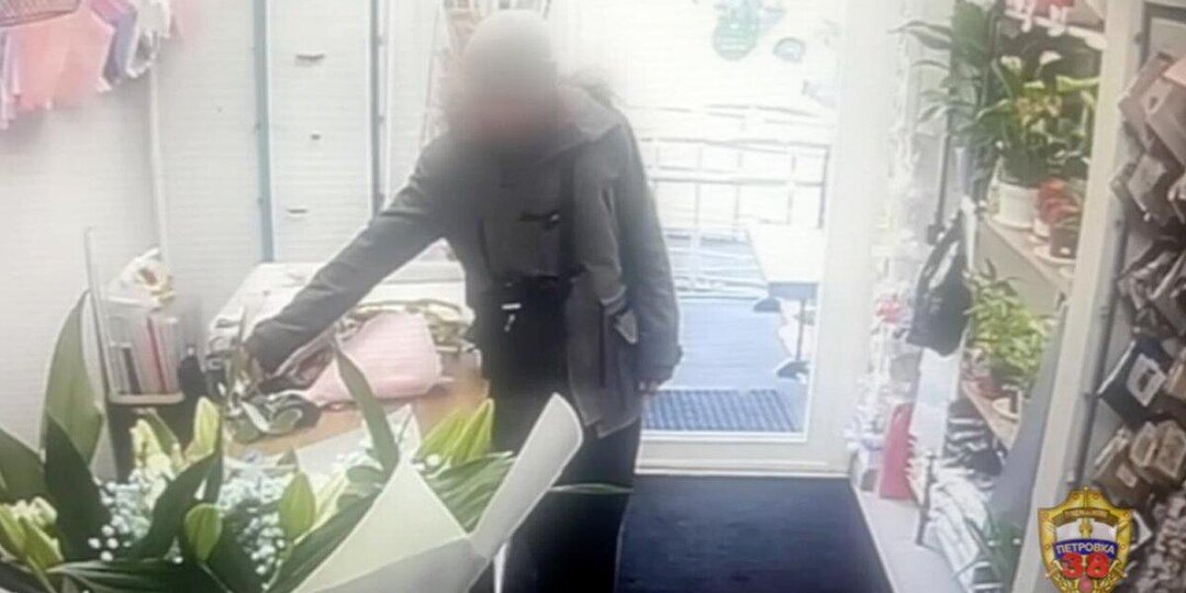 Приставы инсценировали покупку букета у местного цветочного торговца, что привело к аресту его автомобиля