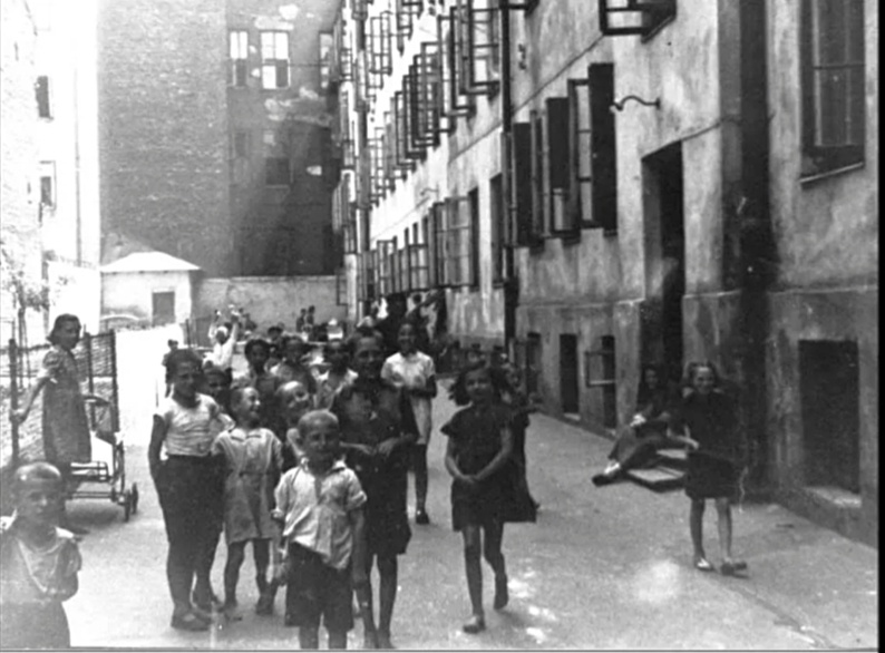 Из открытых источников. Фотография Романа Вишняка, Крохмальная улица в довоенные годы
