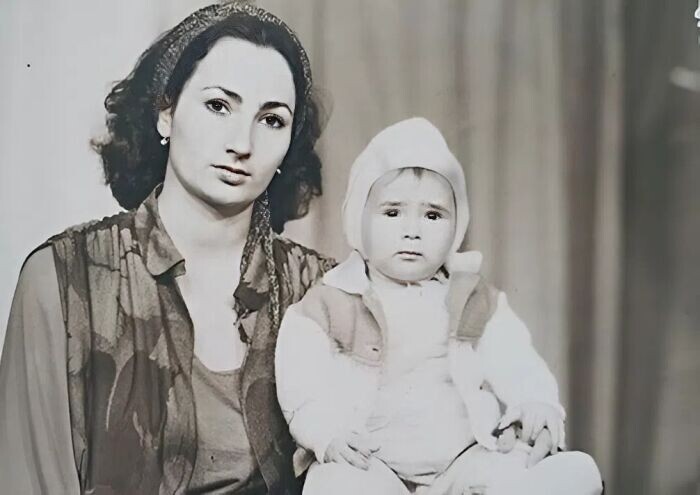    Маленькая Айза с мамой: детство, омраченное войной.