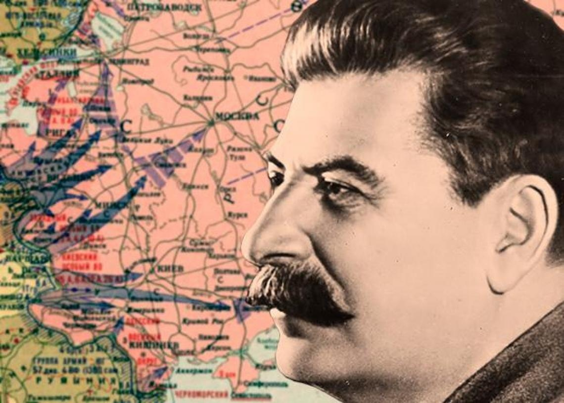 Источник изображения: сайт https://stranabolgariya.ru/foto/stalin-v-pervyj-den-vojny.html