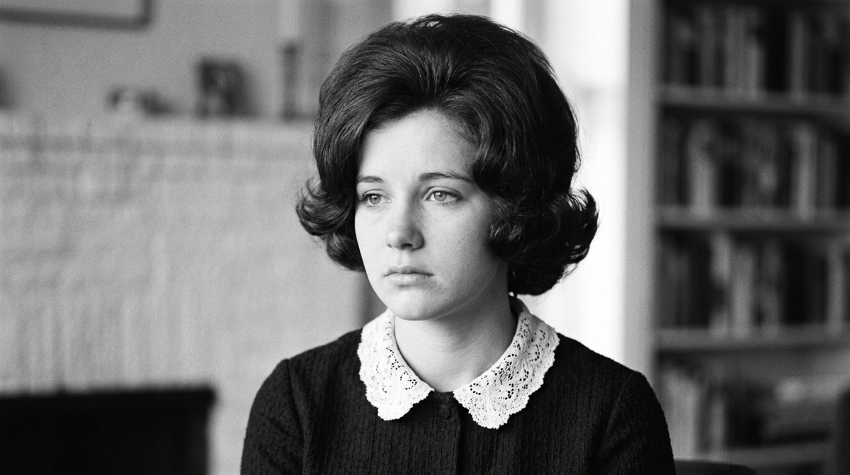 Девушка с причёской в стиле СССР 1960-х