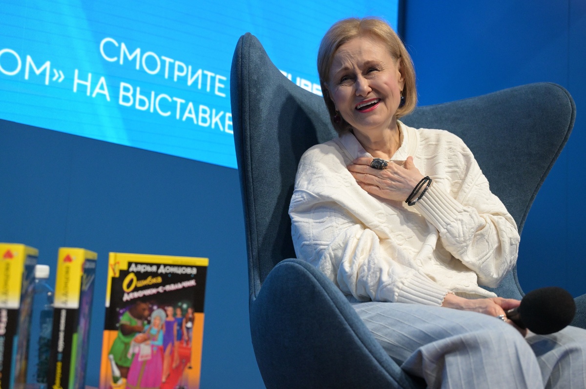    На Книжном салоне в Петербурге Дарья Донцова представила свой 290-й детектив - "Ботаник на рыбалке". / РИА Новости