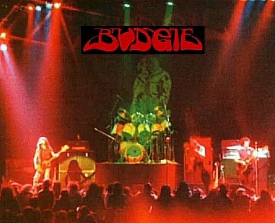 На фото - выступление группы Budgie в 1974 году, Лондон. Фрагмент из обложки бутлега